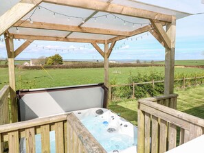 Outdoor spa tub - Mountain View Lodge (Whitland)