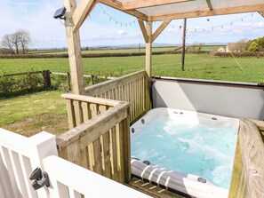 Outdoor spa tub - Mountain View Lodge (Whitland)