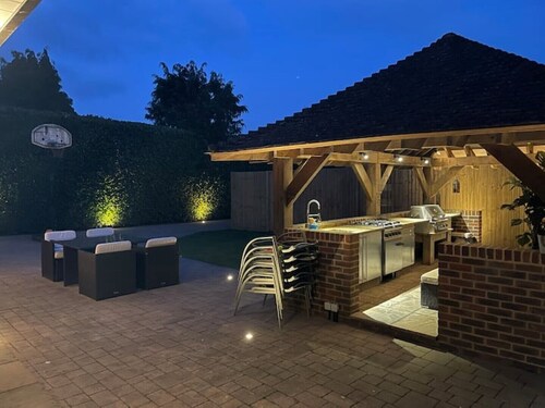 A Warm Welcoming Cosy Bungalow, 10 mins to Windsor