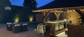 A Warm Welcoming Cosy Bungalow, 10 mins to Windsor