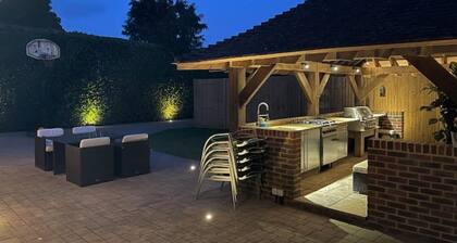 A Warm Welcoming Cosy Bungalow, 10 mins to Windsor