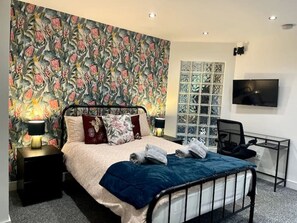 2 Schlafzimmer, Schreibtisch, Bügeleisen/Bügelbrett, Reisekinderbett