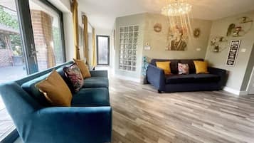 TV connectée, jeux vidéo, livres