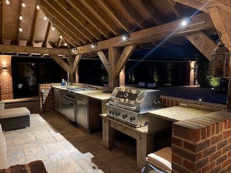 Property grounds. A Private Warm Welcoming Cosy Bungalow, 10 mins to Windsor or Beaconsfield Town.