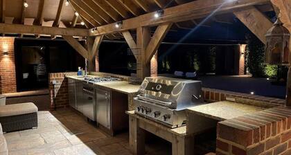 A Warm Welcoming Cosy Bungalow, 10 mins to Windsor