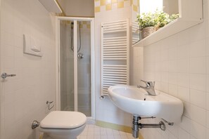 Badewanne, Haartrockner, Bidet, Handtücher