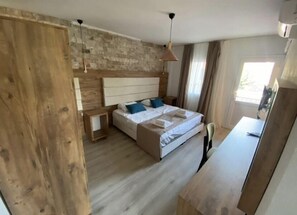 Habitación Confort | Espacio para trabajar con laptop, wifi gratis y ropa de cama 