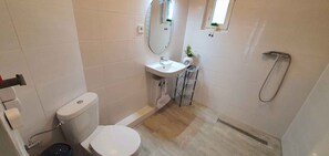 Bathroom - Holiday apartment for 10 people with internet and air conditioning 400m from Lake Balaton (Siófok)