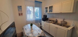 Kjøleskap, mikrobølgeovn, kokeplater og kaffetrakter/tekoker