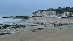 A coastal beach with white cliffs and a large house on top. - Winterstoke View, Family and dog Friendly Beach Retreat (Ramsgate)
