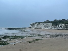 Una playa cerca, sombrillas, 4 bares en la playa