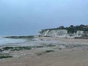 Ubicación cercana a la playa, sombrillas y 4 bares en la playa