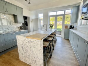 Casa, 5 habitaciones | Cocina privada | Nevera en la zona común, microondas, horno y placa de cocina