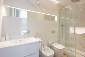 Dusche, Haartrockner, Bidet, Handtücher
