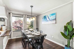 Dining - *New POOL with Sun Shelf <br>*5 beds<br>* Arcade<br>* Ping Pong<br>* Dog Friendly- Even a Doggy Door!<br>* Astro Turfed Yard<br>* 15 min to Downtown, 25 min to Pensacola Beach<br>* Kids Room with Toys, Crib, and High Chair<br>* Game Room Overlooking (Pensacola)