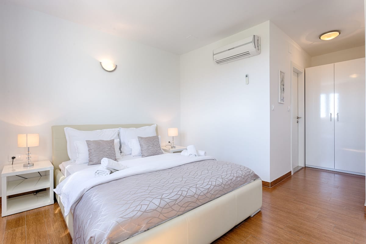 Double Room (1) | 1 bedroom, soundproofing, iron/ironing board, free WiFi
