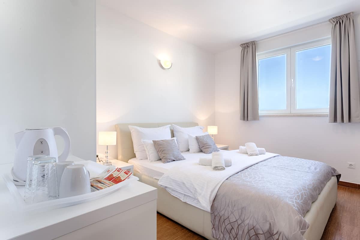 Double Room | 1 bedroom, soundproofing, iron/ironing board, free WiFi