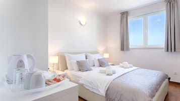 Double Room | Soundproofing, iron/ironing board, free WiFi, bed sheets