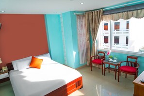 Deluxe kamer, 1 twee- of 2 eenpersoonsbedden | Badkamer | Een hydromassagedouche, gratis toiletartikelen, een haardroger