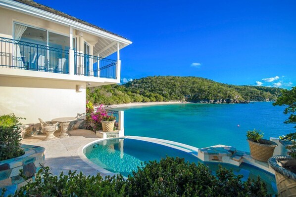 Infinity-Pool, Liegestühle