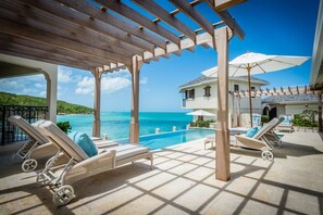 An infinity pool, pool loungers - Blue Waters Resort - Rock Cottage (Antigua and Barbuda)