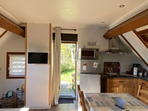 Coffee/tea maker, toaster, cookware/dishes/utensils, spices - Studio-Mountain view-Wet room-Romantic (Aleu)
