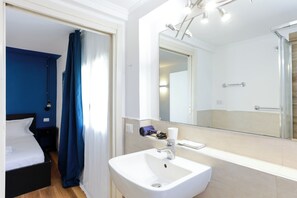 Chuveiro, secador de cabelo, bidê, toalhas de banho