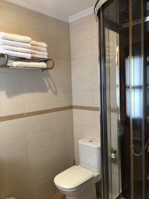 Shower, hair dryer, towels, soap - THE HOUSES OF MÍA 1 QUINTANA DE LLANES (LLANES)