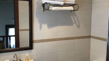 Een douche, een haardroger, handdoeken, zeep