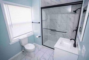 Regadera, toallas, jabón, papel de baño 