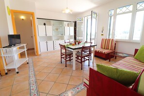 House, 3 Bedrooms, Smoking, Balcony | Dining - Casa La Perla in Castro sea View (Castro)