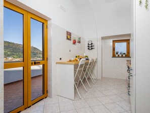 Panoramic Apartment | Private kitchen | Full-sized fridge, oven, stovetop, cookware/dishes/utensils - Palazzo Russo (Piano di Sorrento)