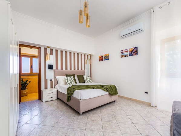 Apartamento panorámico | 1 dormitorio, tabla de planchar con plancha, wifi gratis y ropa de cama