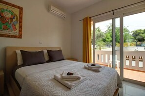 3 bedrooms, iron/ironing board, travel cot, WiFi - Mabech Villa (Pirgos Psilonerou)
