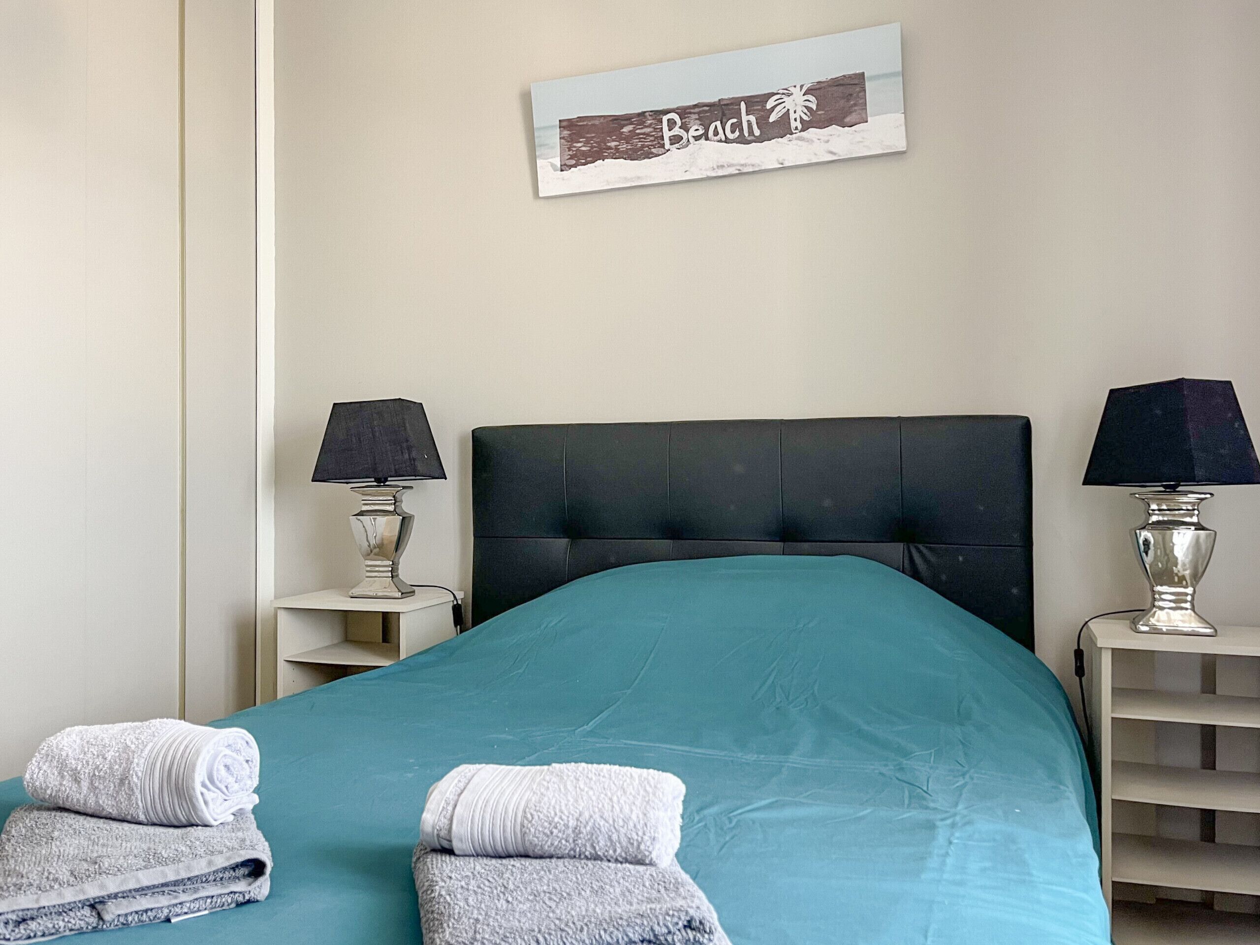 Een strijkplank/strijkijzer, gratis wifi, beddengoed