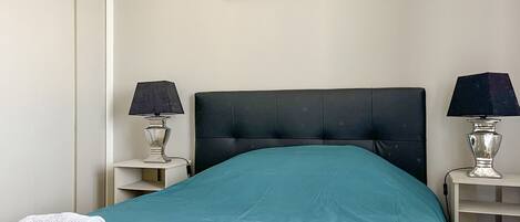 Een strijkplank/strijkijzer, gratis wifi, beddengoed