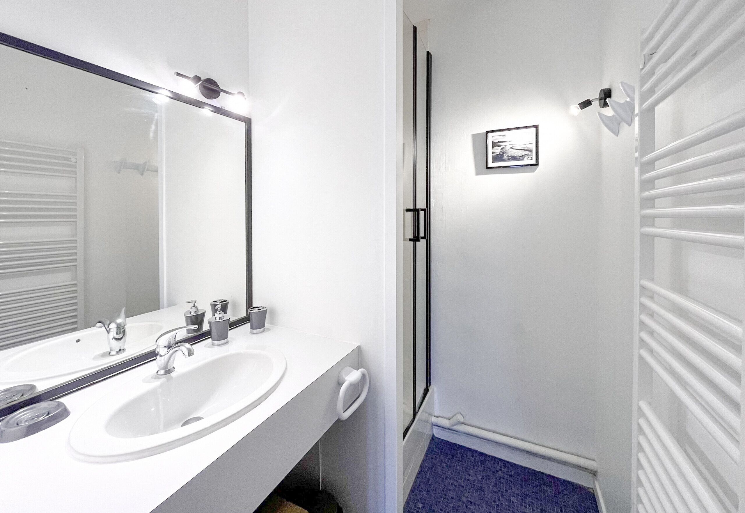 Dusj, hårføner og håndklær