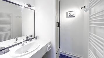 Dusj, hårføner og håndklær