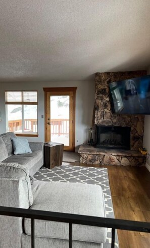 Smart TV, fireplace