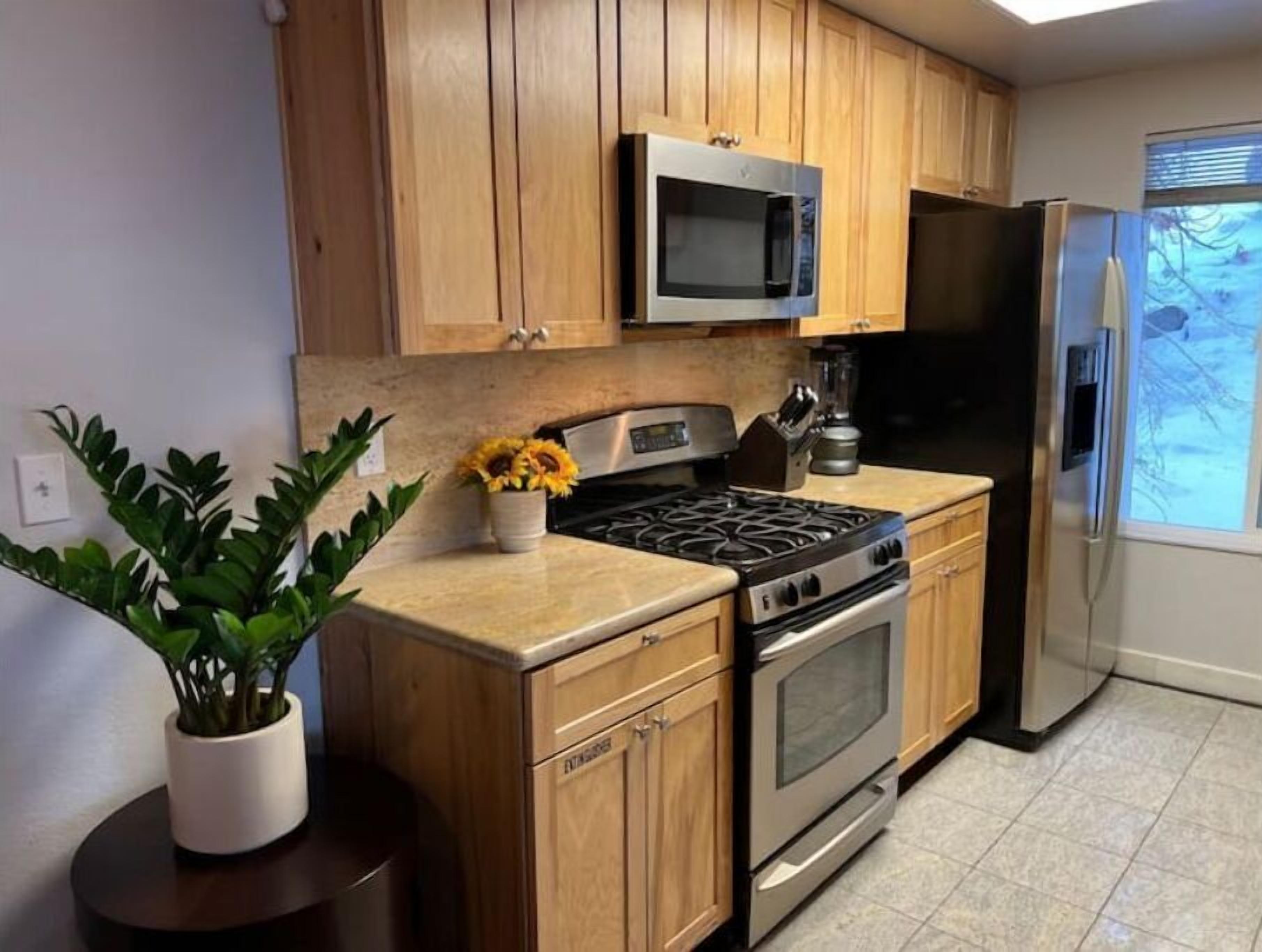 Lovely 2 Bedroom Condo w/Fireplace By Heavenly