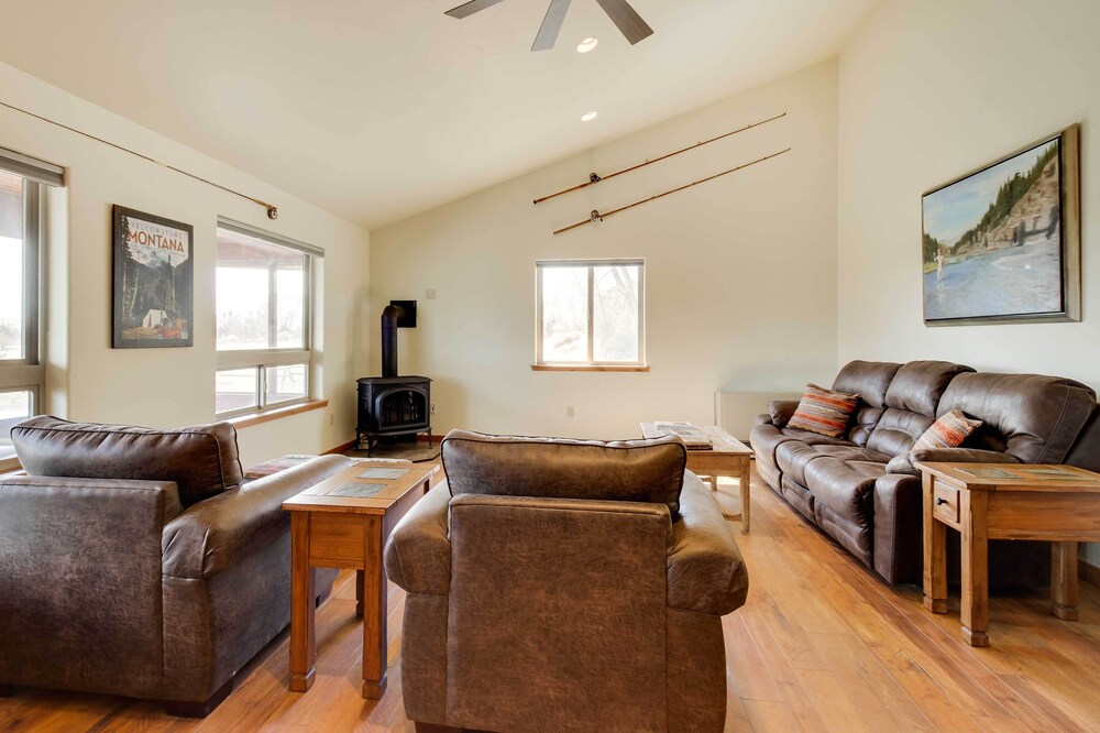Beautiful Jefferson River Cabin w/ Mountain Views!
