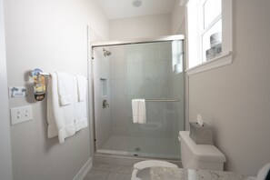 Dusch, hårtork, handdukar och tvål