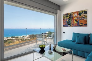Apartment, 1 Bedroom, Smoking, Balcony | Living room