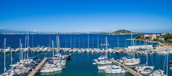 Good Life, Luxury Seafront Apartment