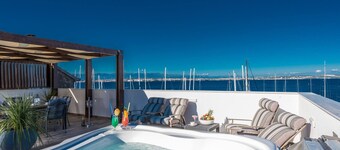 Good Life, Luxury Seafront Apartment