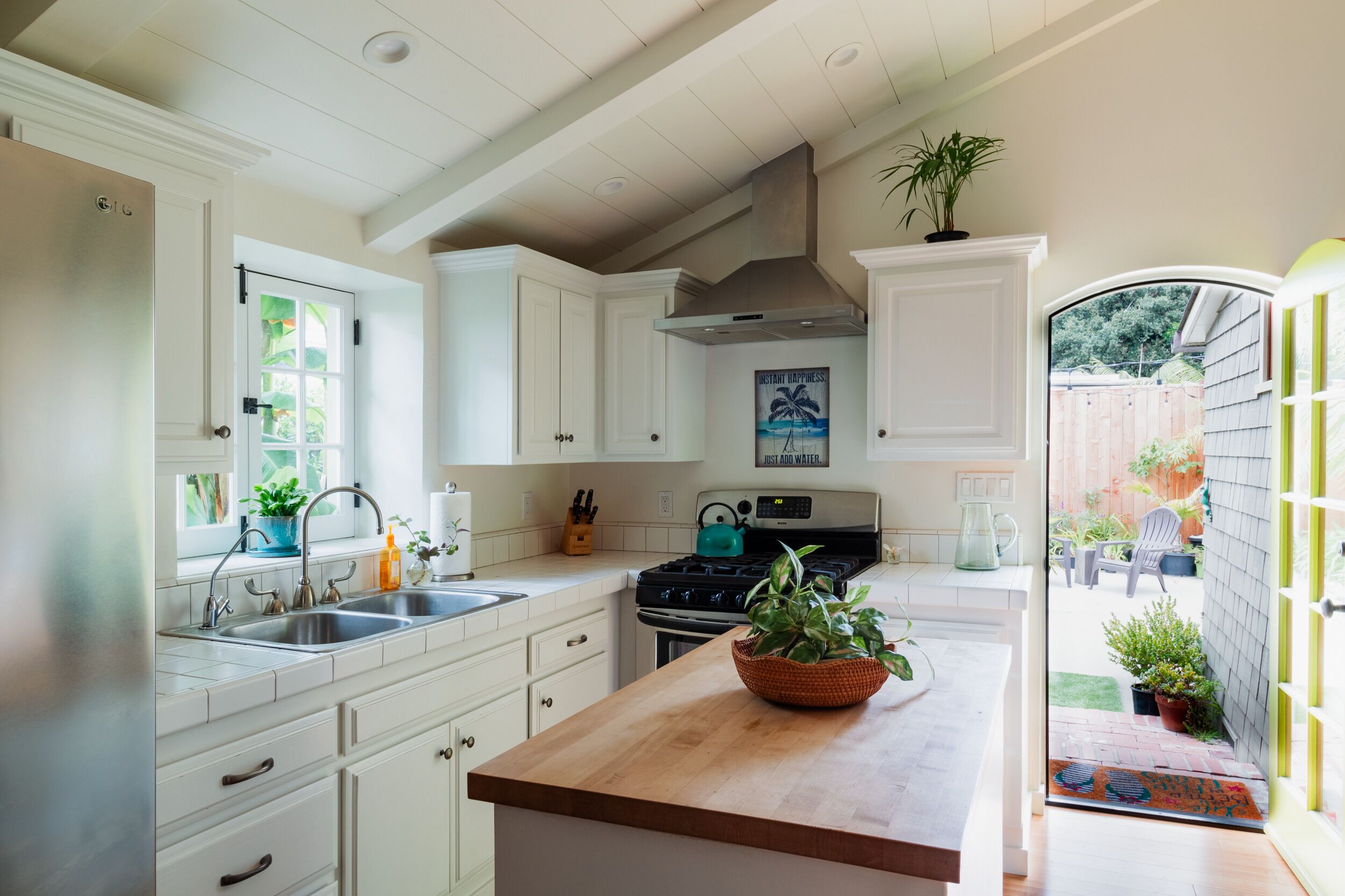 cozy bungalow 2 blocks to beach 