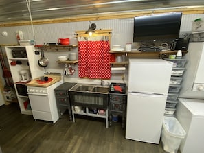 Refrigerador, microondas, horno y parrilla de estufa