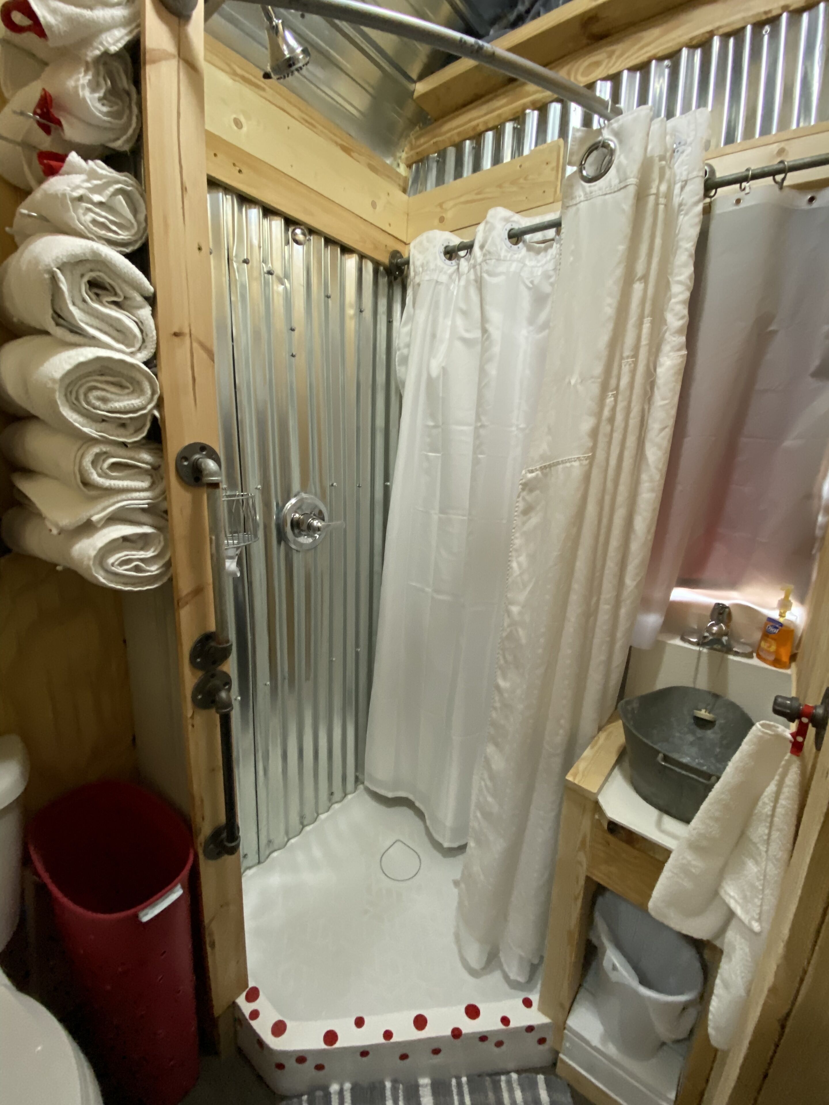 淋浴设施、吹风机、毛巾、肥皂