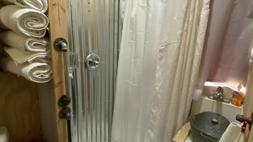 淋浴设施、吹风机、毛巾、肥皂