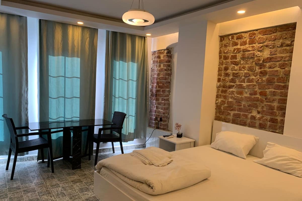 Deluxe Suite, 1 Queen Bed | 1 bedroom, premium bedding, desk, laptop workspace